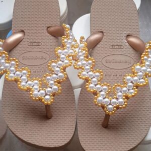 Chinelo Bordado com Pérolas